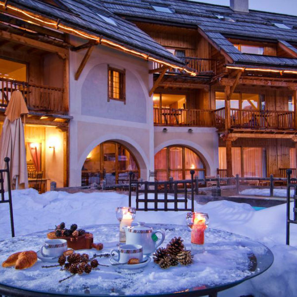 extérieur hiver hotel spa la ferme d'Izoard Paca