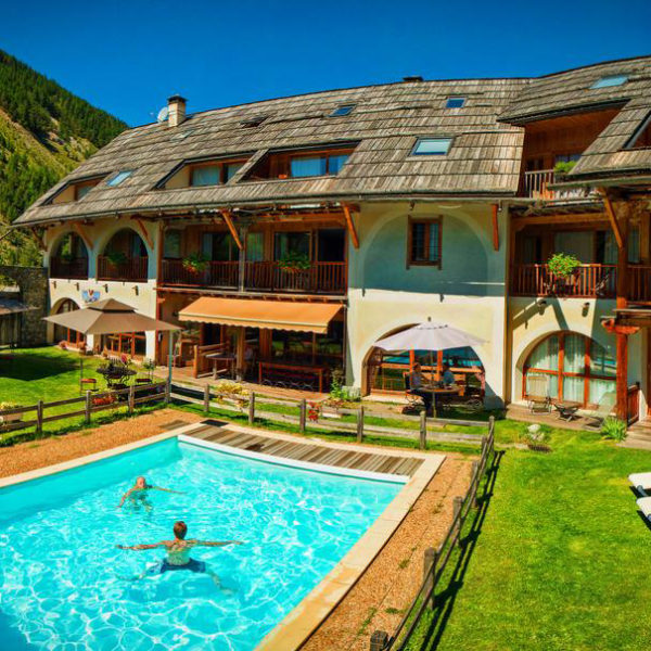 extérieur été salle de bain hotel spa la ferme d'Izoard Paca