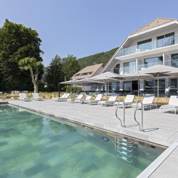 Black Bass Hotel_Annecy_piscine exterieure