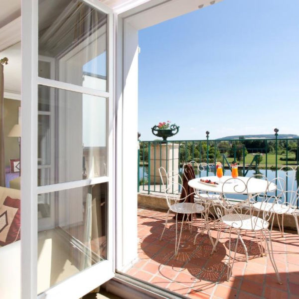 La Côte Saint Jacques Bourgogne_balcon avec vue de la chambre