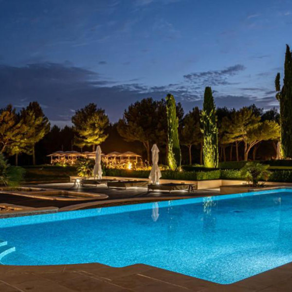 Hotel Spa du Castellet Var_piscine exterieure nocturne