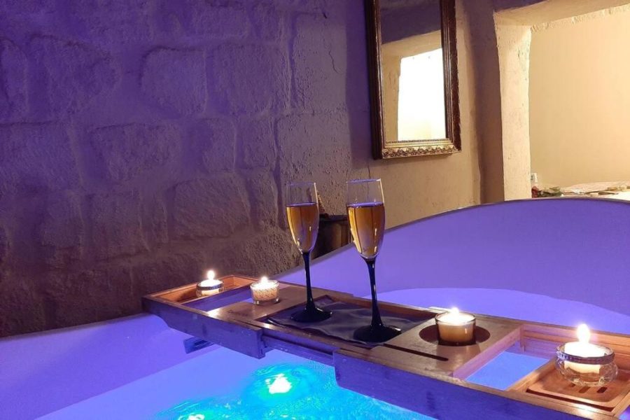 coupe de champagne chambre avec jacuzzi Montmartre