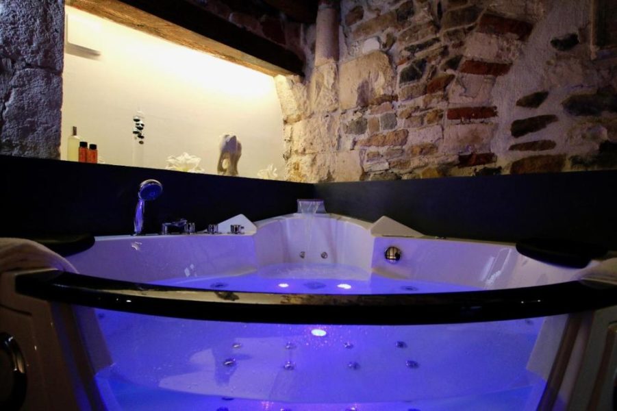 jacuzzi allumé Le Clos de Sainte Croix