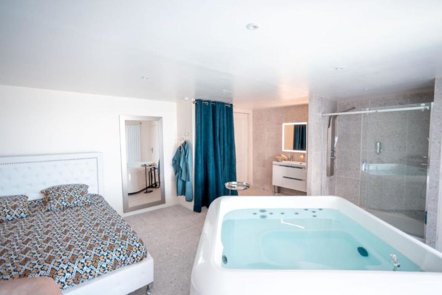 chambre SUITE LOVE SPA PISCINE VUE MER