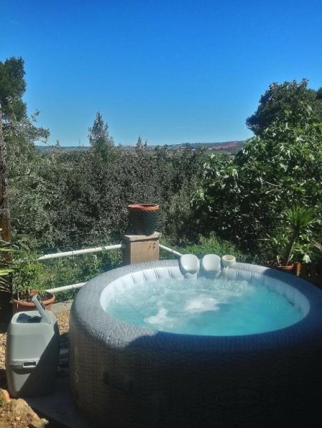 vue jacuzzi Villa de charme avec piscine et jacuzzi dans cadre exceptionnel