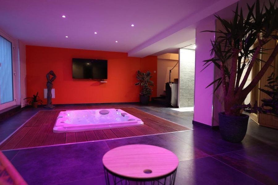 chambre avec jacuzzi privé et love room