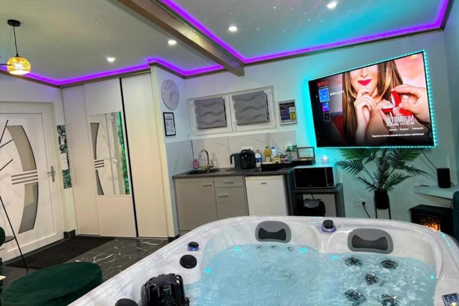 GALAXY SPA - Suite Jupiter avec Jacuzzi Privatif (1)