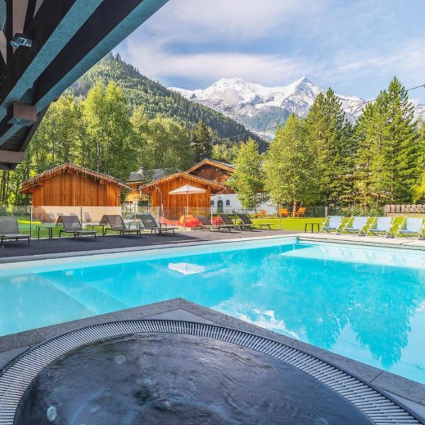 Piscine éxtérieure et jacuzzi Hôtel Le Refuge des Aiglons