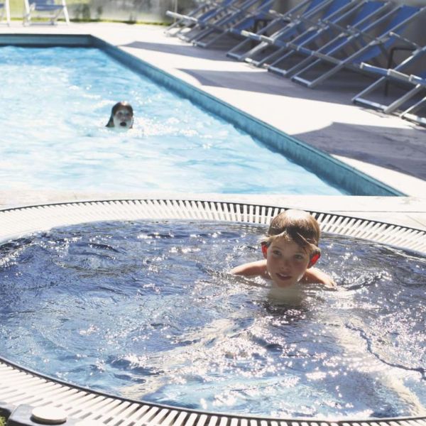 Piscine éxtérieure et jacuzzi Hôtel le Refuge des Aignlons Chamonix (10)