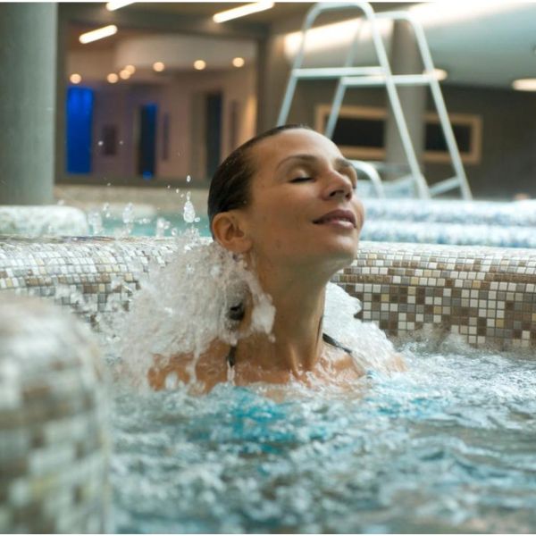 Spa avec piscine intérieure Gran Hôtel des Thermes à Saint Malo (6)