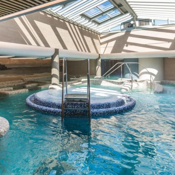 Spa avec piscine intérieure Gran Hôtel des Thermes à Saint Malo (7)